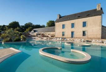 Camping de l Orangerie de Lanniron allows 18 year olds to book a room