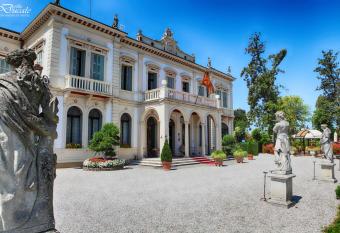 Villa Ducale Hotel & Ristorante has Balcony rooms