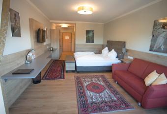 Der Marienhof Hotel Garni allows 18 year olds to book a room