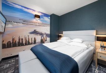 Hotel Restauracja Faleza has rooms with a private hot tub