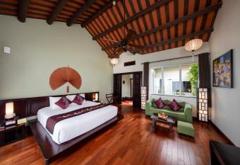 Victoria Hoi An Beach Resort & Spa has rooms with a private hot tub