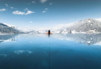 Alpina Alpendorf has Balcony rooms