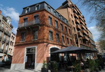 H  tel Le Cousture allows 18 year olds to book a room