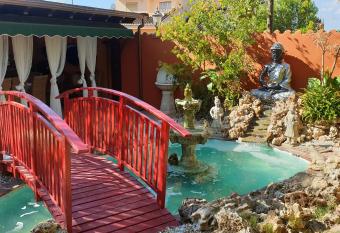 Hotel Iris La Eliana allows 18 year olds to book a room