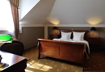 Hotel Diament Arsenal Palace Katowice - Chorz  w has rooms with a private hot tub