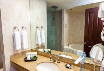 J&A Classic Hotel has rooms with a private hot tub