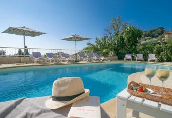 H  tel La Fianc  e du Pirate allows 18 year olds to book a room