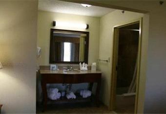 Hampton Inn & Suites Jennings has rooms with a private hot tub