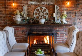 Maison Fleurie, A Four Sisters Inn has rooms with a private hot tub