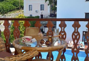 Archontiko Naoumidi has rooms with a private hot tub