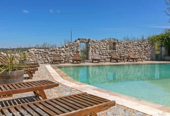 Domaine de Rambeau has rooms with a private hot tub