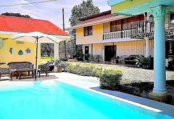 Hospedaje La Galerie allows 18 year olds to book a room