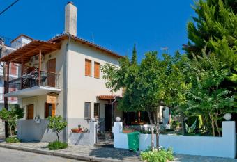 Skourgias Rooms has Balcony rooms