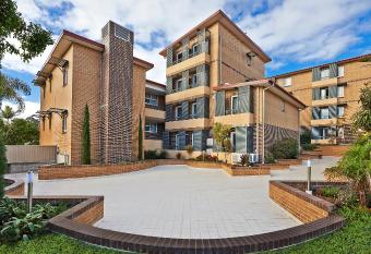 Comfort Inn & Suites Burwood has Balcony rooms