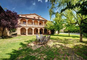 Mas Vedruna has Balcony rooms