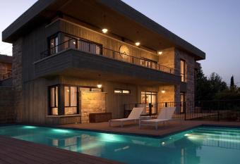 Villa Pnai has Balcony rooms