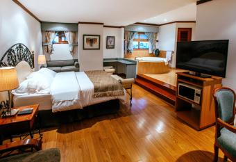 Daniel s Apart Hotel has rooms with a private hot tub