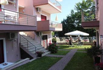 Yasoo Holiday Apartments has Balcony rooms