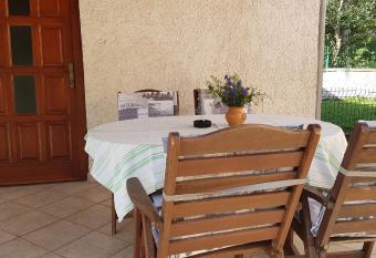 Apartment Ecio has Smoking/Balcony rooms