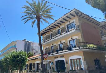 Hs Villa Rosa Paguera allows 18 year olds to book a room