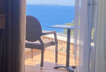 Alex Bed and Breakfast has Balcony rooms