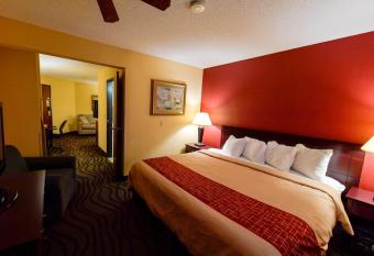 Baymont Inn & Suites by Wyndham Lincoln NE has rooms with a private hot tub