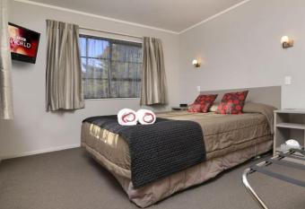 Knightsbridge Court Motor Lodge has rooms with a private hot tub