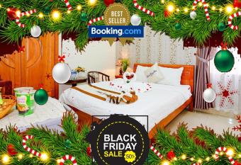 Th  nh Ho  ng Ch  u Hotel has rooms with a private hot tub