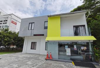 Gurney Lodge has Balcony rooms