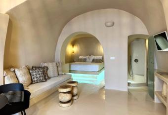 OIA UNIQUE HOMES by K&K has rooms with a private hot tub