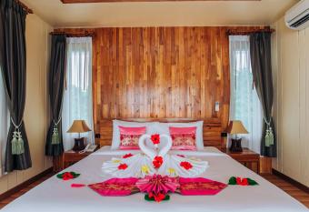 Koh Yao Yai Hillside Resort has rooms with a private hot tub