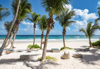 Cabanas Tulum- Beach Hotel & Spa has rooms with a private hot tub