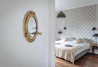 La Villa C  t   Cour allows 18 year olds to book a room