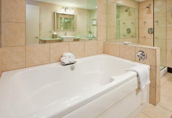 Holiday Inn Manhattan At The Campus By IHG has rooms with a private hot tub