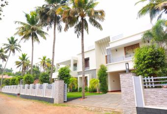 Shamrock Home Stay (5-Bedroom Bungalow) has Balcony rooms