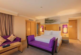 Radisson Blu Hotel, Cairo Heliopolis has rooms with a private hot tub