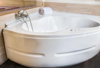 Paradise Inn Beach Resort has rooms with a private hot tub