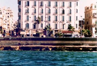 Le Metropole Luxury Heritage Hotel Since 1902 by Paradise Inn Group has rooms with a private hot tub