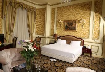 Windsor Palace Luxury Heritage Hotel Since 1906 by Paradise Inn Group has rooms with a private hot tub