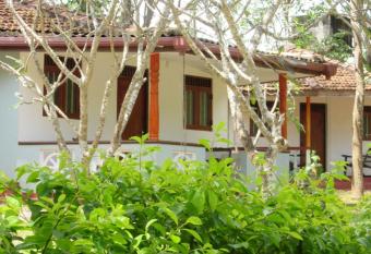 Calm Garden Cabanas has Balcony rooms