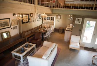 B&B Logeren bij van Heeren has Balcony rooms