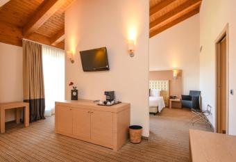 TH Lazise - Hotel Parchi Del Garda allows 18 year olds to book a room