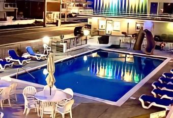 Beach Colony Motel has Balcony rooms