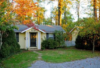 Orchard Inn has rooms with a private hot tub