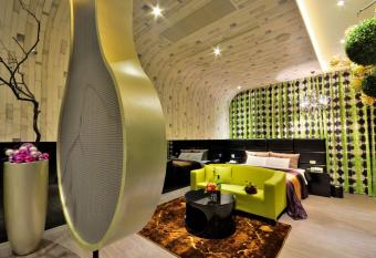 Hea Duenn Motel allows 18 year olds to book a room