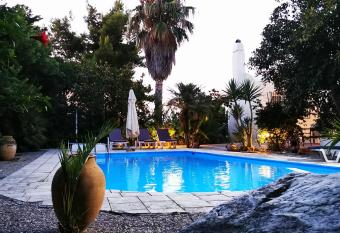 Villa Irene allows 18 year olds to book a room