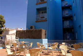 Parrots Sitges Hotel allows 18 year olds to book a room