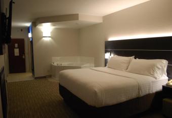 Holiday Inn Express & Suites Kingsport-Meadowview I-26 has rooms with a private hot tub