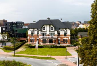 Porta Cit   allows 18 year olds to book a room