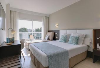 Aluasun Torrenova allows 18 year olds to book a room